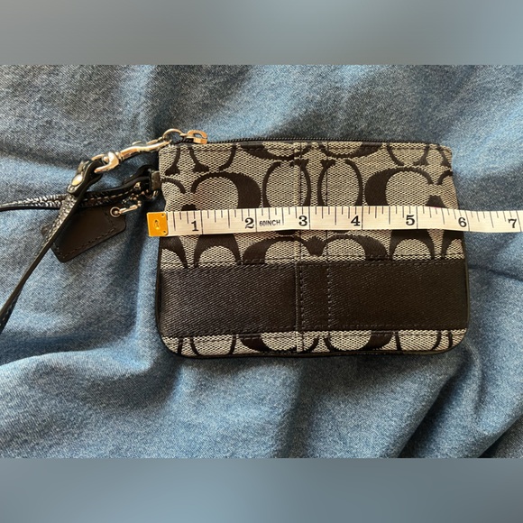 New w/out tags Coach wristlet - Picture 2 of 7